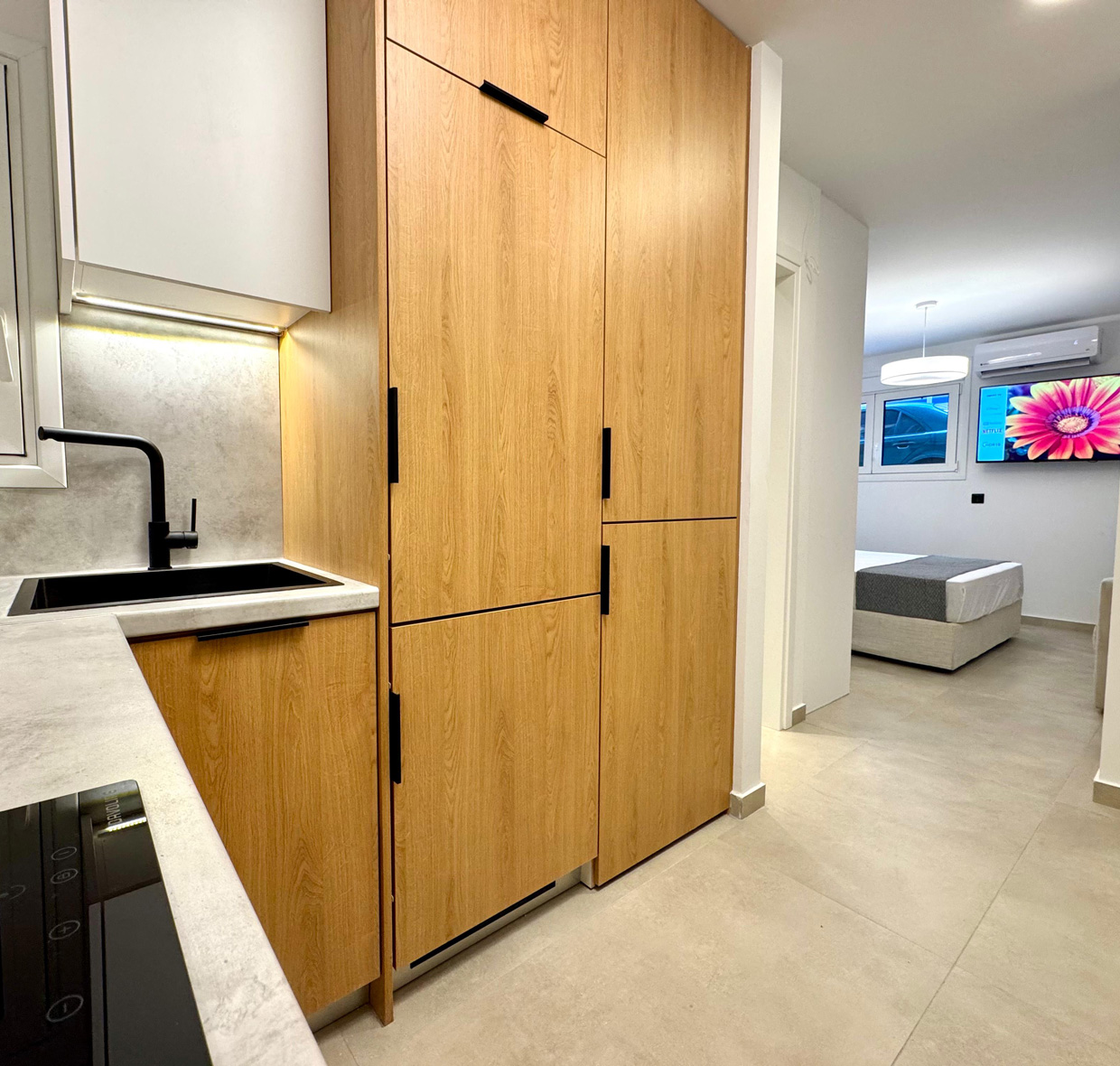 ΝΕΟΣ ΚΟΣΜΟΣ Θαρύπου 18